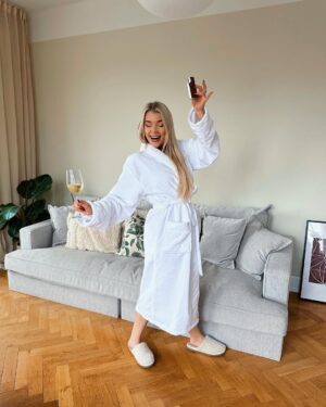 Kristina Petrushina Instagram - Lägger man ut bild nummer 1000 på insta så firar man med ett glas bubbel i ena handen och en sandwich i andra, DET är sen gammalt!🍾🎈
