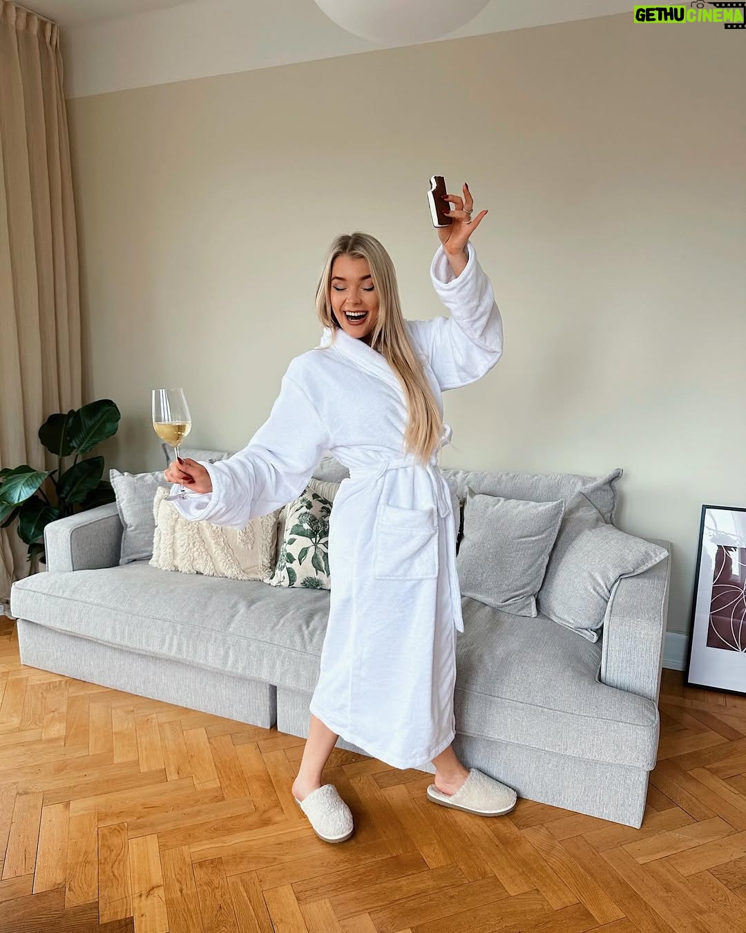 Kristina Petrushina - 29K Likes - Lägger man ut bild nummer 1000 på insta så firar man med ett glas bubbel i ena handen och en sandwich i andra, DET är sen gammalt!🍾🎈