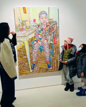 Kristy Cha Ray Chu Instagram - 很多事情是急不得的，它需要時間的淬鍊，這些年，我學會了不跟時間賽跑，而是去享受慢的節奏。

試著放下很多東西，或許表面看似失去，其實是另一種獲得。當你捨棄的越多，留下來的就越純粹，越是純粹，越貼近自己。

不只在創作上，人生亦是如此，每完成一幅畫，整個人彷彿又蛻變了一次，作品也再往前邁出一步。

有時候畫著畫著，不知不覺回到了1983年的Dobbs Ferry，或是停留在1987的Norfolk，來到1990的Whitney Museum，站在DeKooning的畫前，莫名地邊看邊哭。

當年的我很狂傲，做著青春該做的夢，敢愛敢恨 ，不管明天在哪裡。一個人一身黑大衣，在大雪紛飛的曼哈頓，帥氣地走啊走，零下是最能喚醒我意識的溫度。

現在那股傲氣依稀還在，只是最好的狀態已不再，內心的焦急、無奈只有自己能體會。

既然是無法改變的事實，更應該把專注力轉向自己無可取代的價值。全力投入創作，內心平靜自在，沒有一步登天，也沒有什麼是理所當然的。

距離上一次畫Maxx將近四年了，轉眼他已8歲，說他是個孩子，但比我想像的更成熟敏感。

或許察覺到奶奶的身體逐漸老去，意識到有一天我們終將分離，他經常掛在嘴邊的就是：『我不想長大，我要你們一直在我身邊』

每每望著他，心中好多不捨，我常常氣自己怎麼不畫快一點，希望趁還有體力的時候，用畫筆捕捉他生命中的每一個片刻。

也希望，當你們多年後再看到這幅畫，都像是第一次看到的一樣，感動。

我在北京的個展，今天來到最後一天，再次感謝誠品畫廊北京/台北為這次展覽所做的一切，感謝蒞臨現場的粉絲朋友們，謝謝大家的支持與分享，從臉書、ig、小紅書、wechat、微博...等等，由衷感謝。

我會一直畫，持續拿出新的作品，你們也要好好的，我們下一站見。

曲家瑞個展（好評延展）
最後一天 
2025/03/16（日）11am-6pm
#誠品畫廊北京  @eslitegallery 
#曲家瑞個展
#下一站見

Maxx
壓克力顏料、炭筆、畫布
180cm x 120cm
2024