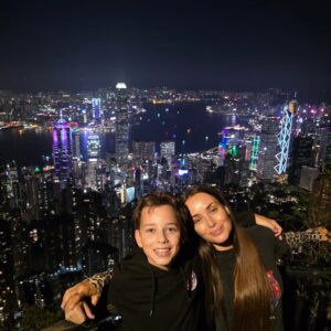 Kseniia Mishyna Instagram - Сину, світ буде вчити тебе бути сильним. Але справжня сила — це не м’язи і не перемоги.
Справжня сила — це вміння залишатися собою, коли всі навколо хочуть зробити тебе кимось іншим.

Ти не зобов’язаний бути зручним.
Не зобов’язаний подобатися всім.
Не зобов’язаний відповідати чужим очікуванням.

Ти маєш право бути живим — сміятися, помилятися, кричати, мовчати, змінюватися.

А я маю право любити тебе @platon_mishyn будь-яким. І я це право ніколи не віддам.