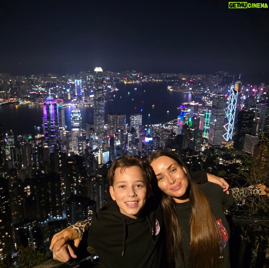Kseniia Mishyna - 65.9K Likes - Сину, світ буде вчити тебе бути сильним. Але справжня сила — це не м’язи і не перемоги.
Справжня сила — це вміння залишатися собою, коли всі навколо хочуть зробити тебе кимось іншим.
Ти не зобов’язаний бути зручним.
Не зобов’язаний подобатися всім.
Не зобов’язаний відповідати чужим очікуванням.
Ти маєш право бути живим — сміятися, помилятися, кричати, мовчати, змінюватися.
А я маю право любити тебе @platon_mishyn будь-яким. І я це право ніколи не віддам.