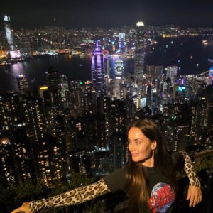 Kseniia Mishyna Instagram - Сину, світ буде вчити тебе бути сильним. Але справжня сила — це не м’язи і не перемоги.
Справжня сила — це вміння залишатися собою, коли всі навколо хочуть зробити тебе кимось іншим.

Ти не зобов’язаний бути зручним.
Не зобов’язаний подобатися всім.
Не зобов’язаний відповідати чужим очікуванням.

Ти маєш право бути живим — сміятися, помилятися, кричати, мовчати, змінюватися.

А я маю право любити тебе @platon_mishyn будь-яким. І я це право ніколи не віддам.