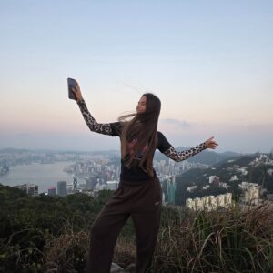 Kseniia Mishyna Instagram - Сину, світ буде вчити тебе бути сильним. Але справжня сила — це не м’язи і не перемоги.
Справжня сила — це вміння залишатися собою, коли всі навколо хочуть зробити тебе кимось іншим.

Ти не зобов’язаний бути зручним.
Не зобов’язаний подобатися всім.
Не зобов’язаний відповідати чужим очікуванням.

Ти маєш право бути живим — сміятися, помилятися, кричати, мовчати, змінюватися.

А я маю право любити тебе @platon_mishyn будь-яким. І я це право ніколи не віддам.