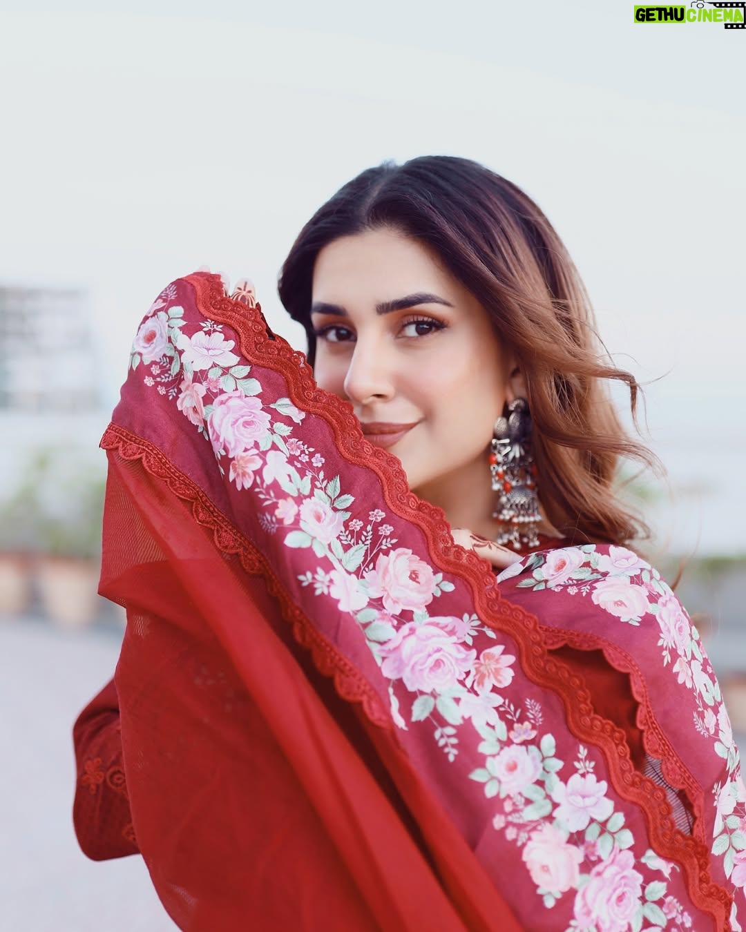 Kubra Khan - 143.1K Likes - Got my “Nai Naveli Dulhan” feels on in this beautiful Laal Jora by @baroque_official - Eid Mubarak once again 🥰✨
💄: @mubsher.bhatti
📸: @s_talha19