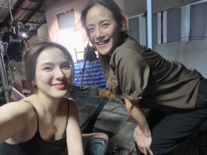 Kullanat Preeyawat Instagram - About last night..🤣 เมื่อคืนถ่ายซีรี่ย์ Still Water อยู่กับลูกสาาวว☺️สนุกสนานแนว comedy ร้องไห้ตะโกนแข่งกันเกือบทุกซีน🤪 @punpun_sutatta #stillwaterseries
