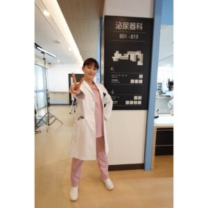 Kyoko Yoshine Instagram - 夜分遅くの更新すみません、
悩んだけど早く伝えたいと思って更新します。

「まどか26歳、研修医やってます！」
最後までご視聴ありがとうございました！

終わっちゃったぁ、、！

医療を扱う作品というのはキャストもスタッフさんもとにかく準備が大切だし、物理的にやるべきことも多いし、そうなるとスケジュールも溢れてくるし、とにかくみんなはちゃめちゃに大変な状況の現場だったのに本当に笑顔溢れる毎日でした！
とっても素敵な素晴らしいチームでした！
その一員になれて幸せです！

まどかとして生きる日々はめちゃくちゃ！めちゃくちゃ！楽しかったです！
毎日全力で笑って、泣いて、怒って、喜んで、立ち上がって、走って！最高でした！まどか！心の底からありがとう！
出会えて幸せです！
とっても贅沢で濃くて充実した4ヶ月を過ごさせてもらいました！　

実は最終回はまどかチームでリアタイしました。
放送を見ながらみんなで笑ったり、じーんとしたり、突っ込んだり。
なんて幸せな空間で、時間だったんだろうと浸っていたらこんな時間になってしまいました。

今ここで何より伝えたいと思ったのは、
たくさんの方に楽しんでいただけて、
愛していただけた作品になれたこと、
めちゃくちゃ嬉しいです。
応援メッセージ、感想、めちゃくちゃ嬉しかったです。
#まどか26歳 を覗きに行くのがとっても楽しかった！
ありがとうございました！
なんかもう、、感謝してもしきれません。
心からありがとうございました✨

みなさま、自分をお大事に。

本当にありがとうございました🦭✨

今回のご縁がまたどこかで繋がりますように💭

ネタバレ写真は2枚目にしています📷