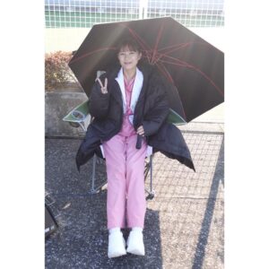 Kyoko Yoshine Instagram - 夜分遅くの更新すみません、
悩んだけど早く伝えたいと思って更新します。

「まどか26歳、研修医やってます！」
最後までご視聴ありがとうございました！

終わっちゃったぁ、、！

医療を扱う作品というのはキャストもスタッフさんもとにかく準備が大切だし、物理的にやるべきことも多いし、そうなるとスケジュールも溢れてくるし、とにかくみんなはちゃめちゃに大変な状況の現場だったのに本当に笑顔溢れる毎日でした！
とっても素敵な素晴らしいチームでした！
その一員になれて幸せです！

まどかとして生きる日々はめちゃくちゃ！めちゃくちゃ！楽しかったです！
毎日全力で笑って、泣いて、怒って、喜んで、立ち上がって、走って！最高でした！まどか！心の底からありがとう！
出会えて幸せです！
とっても贅沢で濃くて充実した4ヶ月を過ごさせてもらいました！　

実は最終回はまどかチームでリアタイしました。
放送を見ながらみんなで笑ったり、じーんとしたり、突っ込んだり。
なんて幸せな空間で、時間だったんだろうと浸っていたらこんな時間になってしまいました。

今ここで何より伝えたいと思ったのは、
たくさんの方に楽しんでいただけて、
愛していただけた作品になれたこと、
めちゃくちゃ嬉しいです。
応援メッセージ、感想、めちゃくちゃ嬉しかったです。
#まどか26歳 を覗きに行くのがとっても楽しかった！
ありがとうございました！
なんかもう、、感謝してもしきれません。
心からありがとうございました✨

みなさま、自分をお大事に。

本当にありがとうございました🦭✨

今回のご縁がまたどこかで繋がりますように💭

ネタバレ写真は2枚目にしています📷