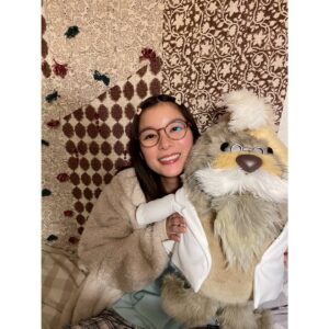 Kyoko Yoshine Instagram - 「まどか26歳、研修医やってます！」
いよいよ本日22時から最終回です！

ここまでやってきました！
ついに選択の時です！

消化器外科、消化器内科、泌尿器科、救命救急科、精神科、乳腺外科、麻酔科...
2年間のスーパーローテーションで7つの科を回ってきました。

たくさんの出会いと別れがあった2年間でした。

どんな選択をするのか、
そしてこれからどんな人生が始まるのか、
少しずつ成長してきたまどかを
どうかどうか最後まで見守ってください😌✨

実は私もまだ見てないんです。
みなさまと一緒にリアルタイムで見ようと思います！

終わってしまうのは寂しいけれど
最後まで温かい世界が広がっているはず！
どうかどうか届きますように✨
よろしくお願いします！

思い出の写真たちを📷

#まどか26歳