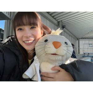 Kyoko Yoshine Instagram - 「まどか26歳、研修医やってます！」
いよいよ本日22時から最終回です！

ここまでやってきました！
ついに選択の時です！

消化器外科、消化器内科、泌尿器科、救命救急科、精神科、乳腺外科、麻酔科...
2年間のスーパーローテーションで7つの科を回ってきました。

たくさんの出会いと別れがあった2年間でした。

どんな選択をするのか、
そしてこれからどんな人生が始まるのか、
少しずつ成長してきたまどかを
どうかどうか最後まで見守ってください😌✨

実は私もまだ見てないんです。
みなさまと一緒にリアルタイムで見ようと思います！

終わってしまうのは寂しいけれど
最後まで温かい世界が広がっているはず！
どうかどうか届きますように✨
よろしくお願いします！

思い出の写真たちを📷

#まどか26歳