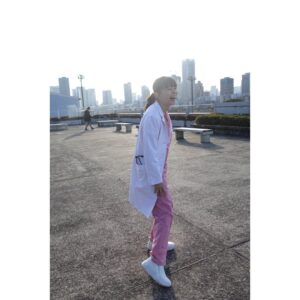 Kyoko Yoshine Instagram - 「まどか26歳、研修医やってます！」
いよいよ本日22時から最終回です！

ここまでやってきました！
ついに選択の時です！

消化器外科、消化器内科、泌尿器科、救命救急科、精神科、乳腺外科、麻酔科...
2年間のスーパーローテーションで7つの科を回ってきました。

たくさんの出会いと別れがあった2年間でした。

どんな選択をするのか、
そしてこれからどんな人生が始まるのか、
少しずつ成長してきたまどかを
どうかどうか最後まで見守ってください😌✨

実は私もまだ見てないんです。
みなさまと一緒にリアルタイムで見ようと思います！

終わってしまうのは寂しいけれど
最後まで温かい世界が広がっているはず！
どうかどうか届きますように✨
よろしくお願いします！

思い出の写真たちを📷

#まどか26歳