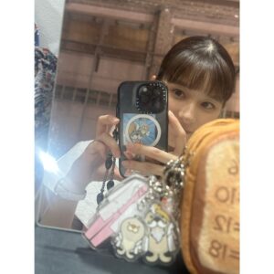 Kyoko Yoshine Instagram - 「まどか26歳、研修医やってます！」
いよいよ本日22時から最終回です！

ここまでやってきました！
ついに選択の時です！

消化器外科、消化器内科、泌尿器科、救命救急科、精神科、乳腺外科、麻酔科...
2年間のスーパーローテーションで7つの科を回ってきました。

たくさんの出会いと別れがあった2年間でした。

どんな選択をするのか、
そしてこれからどんな人生が始まるのか、
少しずつ成長してきたまどかを
どうかどうか最後まで見守ってください😌✨

実は私もまだ見てないんです。
みなさまと一緒にリアルタイムで見ようと思います！

終わってしまうのは寂しいけれど
最後まで温かい世界が広がっているはず！
どうかどうか届きますように✨
よろしくお願いします！

思い出の写真たちを📷

#まどか26歳