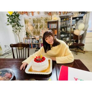 Kyoko Yoshine Instagram - 「まどか26歳、研修医やってます！」
いよいよ本日22時から最終回です！

ここまでやってきました！
ついに選択の時です！

消化器外科、消化器内科、泌尿器科、救命救急科、精神科、乳腺外科、麻酔科...
2年間のスーパーローテーションで7つの科を回ってきました。

たくさんの出会いと別れがあった2年間でした。

どんな選択をするのか、
そしてこれからどんな人生が始まるのか、
少しずつ成長してきたまどかを
どうかどうか最後まで見守ってください😌✨

実は私もまだ見てないんです。
みなさまと一緒にリアルタイムで見ようと思います！

終わってしまうのは寂しいけれど
最後まで温かい世界が広がっているはず！
どうかどうか届きますように✨
よろしくお願いします！

思い出の写真たちを📷

#まどか26歳