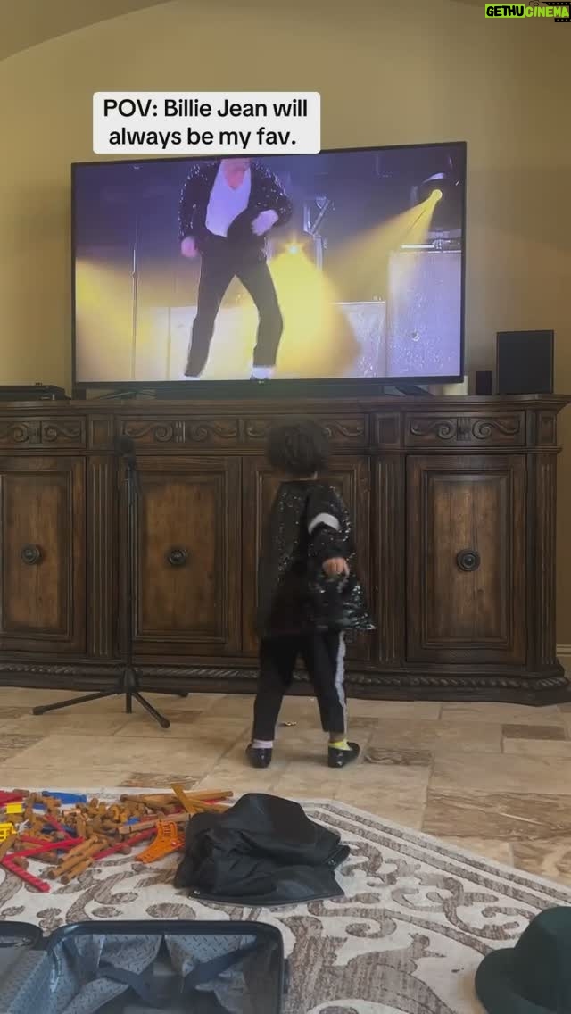 La Toya Jackson - 9.3K Likes - I love this! How cute is he!!!🙂
#instagood #mj #kingofpop #dance #michaeljackson #goat