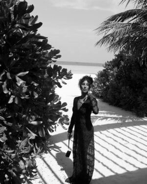Laila Abdullah Instagram - Beach day 🌊 🖤