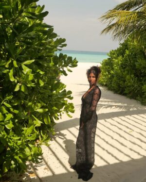 Laila Abdullah Instagram - Beach day 🌊 🖤