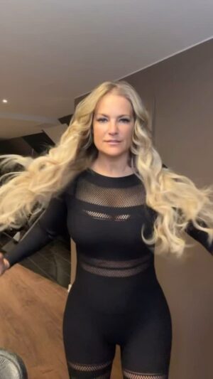 Laila Bagge Instagram - Älskar min nya färg, och testar just nu en ny metod för hårförlängning som jag kommer berätta mer om sen. 🤍( kommer färga mitt hår lite ljusare sen när mitt hår har återhämtat sig @kasihaircom @hairbyellinoreelg