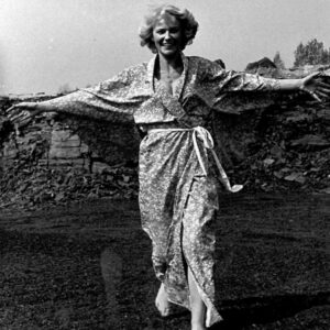 Laila Bagge Instagram - Idag vill jag hylla den kvinnan som jag sett upp till mest i hela mitt liv. Min förebild, min mentor och mamma. Idag skulle du blivit 77 år, och jag hade önskat att du hade fått uppleva allt som du lämnat efter dig. Alla barnbarn som du aldrig fick träffa, att närvara på dina barns bröllop där du saknades, men fanns med i våra hjärtan. Du är alltid med mig, och är det något som du lärt mig så är det att vara stark och gå min egen väg. När livet är tufft och och jorden under mina fötter skakar, är du alltid med mig och jag hör din röst inom mig: Det löser sig alltid Laila, allt fixar sig, var stark och hämta kraft från familjen. Du var en fantastisk mamma och det finaste du lärde oss syskon var att verkligen älska och stötta varandra. Jag minns tydligt hur du ställde oss syskon mittemot varandra om vi hade bråkat och sa: Detta är din syster/bror ni ska inte bråka, ni ska stötta och alltid finnas där för varandra, en dag finns inte jag längre och då har ni bara varandra. Så var snälla och hjälp varandra. Tack vare din uppfostran har det aldrig funnits någon avundsjuka mellan oss 5 syskon, bara kärlek och en för alla, alla för en. Händer det något sluter hela familjen upp, och idag har den familjen vuxit från 5 syskon till 20 personer med alla fantastiska respektive och barnbarn. Din sista önskan var att vi syskon alltid skulle hålla ihop, efter att du lämnat oss, den önskan hedrar vi och du hade varit stolt över alla idag. Din största sorg innan du gick bort var att du inte skulle få vara med på våra bröllop eller få träffa alla dina barnbarn, men jag kan säga att dom vet vem du är och var, du är inte bortglömd, du är med oss och lever vidare i oss, dina barnbarn och deras barn. ❤️ älskar dig mamma ❤️