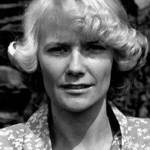 Laila Bagge Instagram - Idag vill jag hylla den kvinnan som jag sett upp till mest i hela mitt liv. Min förebild, min mentor och mamma. Idag skulle du blivit 77 år, och jag hade önskat att du hade fått uppleva allt som du lämnat efter dig. Alla barnbarn som du aldrig fick träffa, att närvara på dina barns bröllop där du saknades, men fanns med i våra hjärtan. Du är alltid med mig, och är det något som du lärt mig så är det att vara stark och gå min egen väg. När livet är tufft och och jorden under mina fötter skakar, är du alltid med mig och jag hör din röst inom mig: Det löser sig alltid Laila, allt fixar sig, var stark och hämta kraft från familjen. Du var en fantastisk mamma och det finaste du lärde oss syskon var att verkligen älska och stötta varandra. Jag minns tydligt hur du ställde oss syskon mittemot varandra om vi hade bråkat och sa: Detta är din syster/bror ni ska inte bråka, ni ska stötta och alltid finnas där för varandra, en dag finns inte jag längre och då har ni bara varandra. Så var snälla och hjälp varandra. Tack vare din uppfostran har det aldrig funnits någon avundsjuka mellan oss 5 syskon, bara kärlek och en för alla, alla för en. Händer det något sluter hela familjen upp, och idag har den familjen vuxit från 5 syskon till 20 personer med alla fantastiska respektive och barnbarn. Din sista önskan var att vi syskon alltid skulle hålla ihop, efter att du lämnat oss, den önskan hedrar vi och du hade varit stolt över alla idag. Din största sorg innan du gick bort var att du inte skulle få vara med på våra bröllop eller få träffa alla dina barnbarn, men jag kan säga att dom vet vem du är och var, du är inte bortglömd, du är med oss och lever vidare i oss, dina barnbarn och deras barn. ❤️ älskar dig mamma ❤️