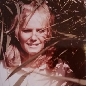 Laila Bagge Instagram - Idag vill jag hylla den kvinnan som jag sett upp till mest i hela mitt liv. Min förebild, min mentor och mamma. Idag skulle du blivit 77 år, och jag hade önskat att du hade fått uppleva allt som du lämnat efter dig. Alla barnbarn som du aldrig fick träffa, att närvara på dina barns bröllop där du saknades, men fanns med i våra hjärtan. Du är alltid med mig, och är det något som du lärt mig så är det att vara stark och gå min egen väg. När livet är tufft och och jorden under mina fötter skakar, är du alltid med mig och jag hör din röst inom mig: Det löser sig alltid Laila, allt fixar sig, var stark och hämta kraft från familjen. Du var en fantastisk mamma och det finaste du lärde oss syskon var att verkligen älska och stötta varandra. Jag minns tydligt hur du ställde oss syskon mittemot varandra om vi hade bråkat och sa: Detta är din syster/bror ni ska inte bråka, ni ska stötta och alltid finnas där för varandra, en dag finns inte jag längre och då har ni bara varandra. Så var snälla och hjälp varandra. Tack vare din uppfostran har det aldrig funnits någon avundsjuka mellan oss 5 syskon, bara kärlek och en för alla, alla för en. Händer det något sluter hela familjen upp, och idag har den familjen vuxit från 5 syskon till 20 personer med alla fantastiska respektive och barnbarn. Din sista önskan var att vi syskon alltid skulle hålla ihop, efter att du lämnat oss, den önskan hedrar vi och du hade varit stolt över alla idag. Din största sorg innan du gick bort var att du inte skulle få vara med på våra bröllop eller få träffa alla dina barnbarn, men jag kan säga att dom vet vem du är och var, du är inte bortglömd, du är med oss och lever vidare i oss, dina barnbarn och deras barn. ❤️ älskar dig mamma ❤️
