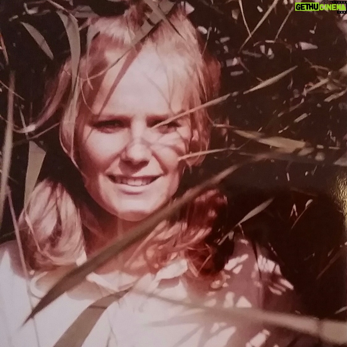 Laila Bagge - 11.4K Likes - Idag vill jag hylla den kvinnan som jag sett upp till mest i hela mitt liv. Min förebild, min mentor och mamma. Idag skulle du blivit 77 år, och jag hade önskat att du hade fått uppleva allt som du lämnat efter dig. Alla barnbarn som du aldrig fick träffa, att närvara på dina barns bröllop där du saknades, men fanns med i våra hjärtan. Du är alltid med mig, och är det något som du lärt mig så är det att vara stark och gå min egen väg. När livet är tufft och och jorden under mina fötter skakar, är du alltid med mig och jag hör din röst inom mig: Det löser sig alltid Laila, allt fixar sig, var stark och hämta kraft från familjen. Du var en fantastisk mamma och det finaste du lärde oss syskon var att verkligen älska och stötta varandra. Jag minns tydligt hur du ställde oss syskon mittemot varandra om vi hade bråkat och sa: Detta är din syster/bror ni ska inte bråka, ni ska stötta och alltid finnas där för varandra, en dag finns inte jag längre och då har ni bara varandra. Så var snälla och hjälp varandra. Tack vare din uppfostran har det aldrig funnits någon avundsjuka mellan oss 5 syskon, bara kärlek och en för alla, alla för en. Händer det något sluter hela familjen upp, och idag har den familjen vuxit från 5 syskon till 20 personer med alla fantastiska respektive och barnbarn. Din sista önskan var att vi syskon alltid skulle hålla ihop, efter att du lämnat oss, den önskan hedrar vi och du hade varit stolt över alla idag. Din största sorg innan du gick bort var att du inte skulle få vara med på våra bröllop eller få träffa alla dina barnbarn, men jag kan säga att dom vet vem du är och var, du är inte bortglömd, du är med oss och lever vidare i oss, dina barnbarn och deras barn. ❤️ älskar dig mamma ❤️