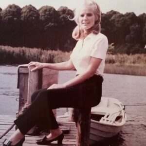 Laila Bagge Instagram - Idag vill jag hylla den kvinnan som jag sett upp till mest i hela mitt liv. Min förebild, min mentor och mamma. Idag skulle du blivit 77 år, och jag hade önskat att du hade fått uppleva allt som du lämnat efter dig. Alla barnbarn som du aldrig fick träffa, att närvara på dina barns bröllop där du saknades, men fanns med i våra hjärtan. Du är alltid med mig, och är det något som du lärt mig så är det att vara stark och gå min egen väg. När livet är tufft och och jorden under mina fötter skakar, är du alltid med mig och jag hör din röst inom mig: Det löser sig alltid Laila, allt fixar sig, var stark och hämta kraft från familjen. Du var en fantastisk mamma och det finaste du lärde oss syskon var att verkligen älska och stötta varandra. Jag minns tydligt hur du ställde oss syskon mittemot varandra om vi hade bråkat och sa: Detta är din syster/bror ni ska inte bråka, ni ska stötta och alltid finnas där för varandra, en dag finns inte jag längre och då har ni bara varandra. Så var snälla och hjälp varandra. Tack vare din uppfostran har det aldrig funnits någon avundsjuka mellan oss 5 syskon, bara kärlek och en för alla, alla för en. Händer det något sluter hela familjen upp, och idag har den familjen vuxit från 5 syskon till 20 personer med alla fantastiska respektive och barnbarn. Din sista önskan var att vi syskon alltid skulle hålla ihop, efter att du lämnat oss, den önskan hedrar vi och du hade varit stolt över alla idag. Din största sorg innan du gick bort var att du inte skulle få vara med på våra bröllop eller få träffa alla dina barnbarn, men jag kan säga att dom vet vem du är och var, du är inte bortglömd, du är med oss och lever vidare i oss, dina barnbarn och deras barn. ❤️ älskar dig mamma ❤️