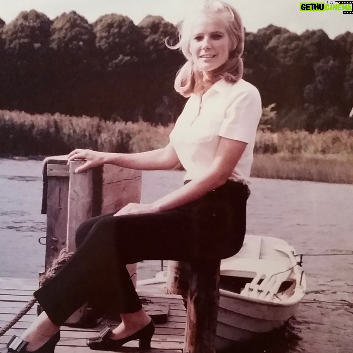 Laila Bagge - 11.4K Likes - Idag vill jag hylla den kvinnan som jag sett upp till mest i hela mitt liv. Min förebild, min mentor och mamma. Idag skulle du blivit 77 år, och jag hade önskat att du hade fått uppleva allt som du lämnat efter dig. Alla barnbarn som du aldrig fick träffa, att närvara på dina barns bröllop där du saknades, men fanns med i våra hjärtan. Du är alltid med mig, och är det något som du lärt mig så är det att vara stark och gå min egen väg. När livet är tufft och och jorden under mina fötter skakar, är du alltid med mig och jag hör din röst inom mig: Det löser sig alltid Laila, allt fixar sig, var stark och hämta kraft från familjen. Du var en fantastisk mamma och det finaste du lärde oss syskon var att verkligen älska och stötta varandra. Jag minns tydligt hur du ställde oss syskon mittemot varandra om vi hade bråkat och sa: Detta är din syster/bror ni ska inte bråka, ni ska stötta och alltid finnas där för varandra, en dag finns inte jag längre och då har ni bara varandra. Så var snälla och hjälp varandra. Tack vare din uppfostran har det aldrig funnits någon avundsjuka mellan oss 5 syskon, bara kärlek och en för alla, alla för en. Händer det något sluter hela familjen upp, och idag har den familjen vuxit från 5 syskon till 20 personer med alla fantastiska respektive och barnbarn. Din sista önskan var att vi syskon alltid skulle hålla ihop, efter att du lämnat oss, den önskan hedrar vi och du hade varit stolt över alla idag. Din största sorg innan du gick bort var att du inte skulle få vara med på våra bröllop eller få träffa alla dina barnbarn, men jag kan säga att dom vet vem du är och var, du är inte bortglömd, du är med oss och lever vidare i oss, dina barnbarn och deras barn. ❤️ älskar dig mamma ❤️