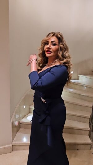 Laila Elwi Instagram - Heading to the opéra house for an exciting night 🥰✨️🇪🇬🇸🇦

Styling: @maissaazab @sahar.m.azab 
Jewellery: @elmawardyjewelry 
Makeup: @shams_elsergany 
Hair: @alsagheersalons