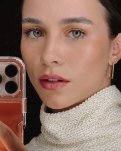 Actress Laryssa Ayres HD Photos and Wallpapers March 2025