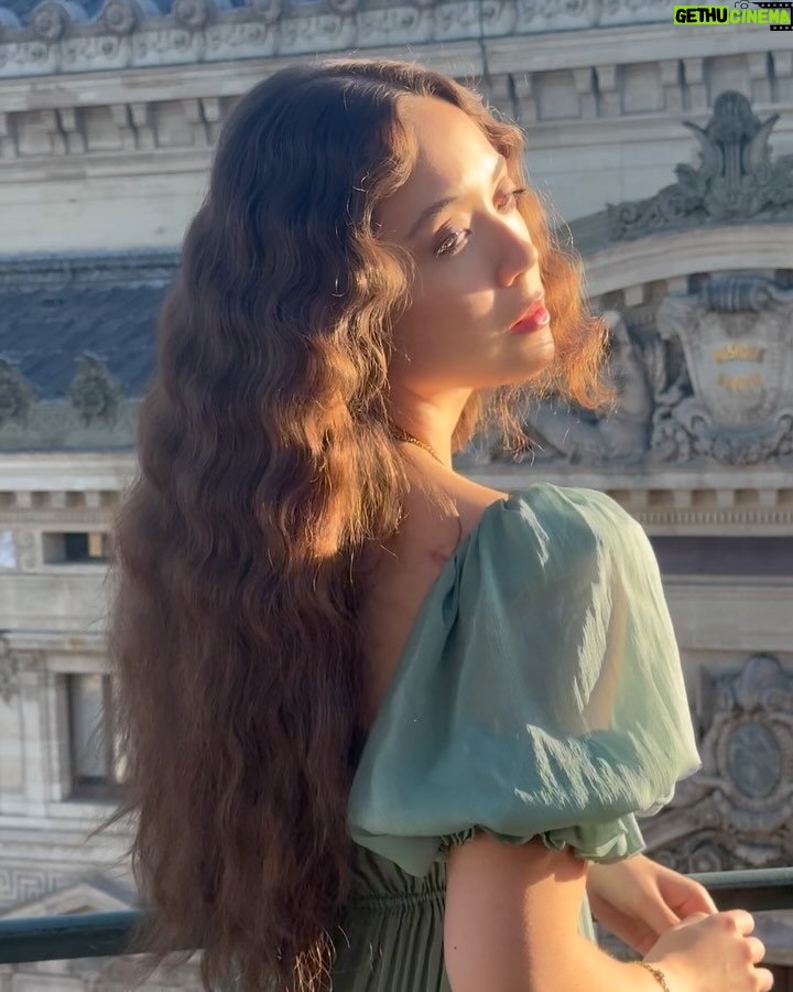 Laufey - 673.8K Likes - oh @chloe you make me love being a woman šš¤ thank you @chemena for such a beautiful day š§