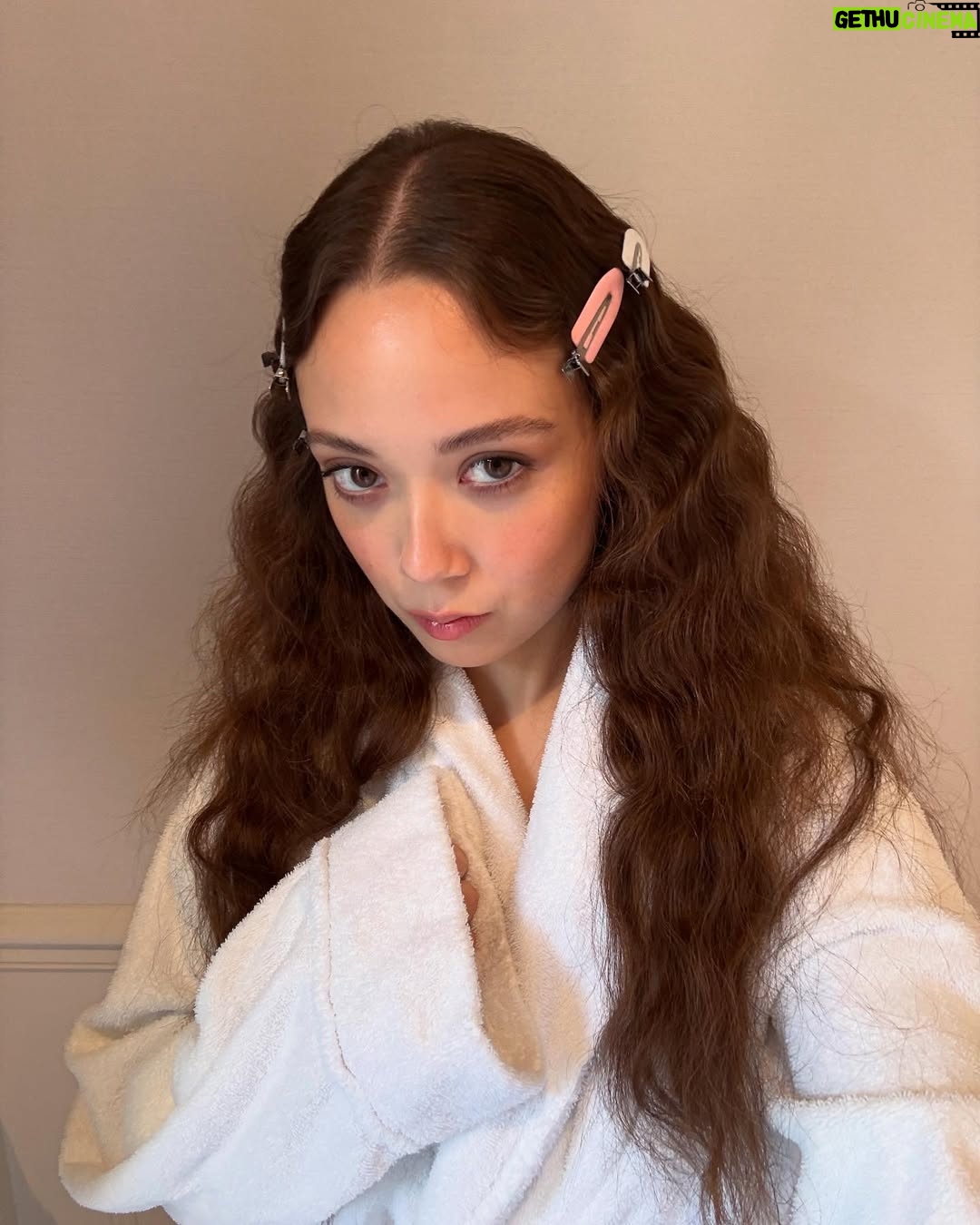 Laufey - 673.8K Likes - oh @chloe you make me love being a woman 🐚🤍 thank you @chemena for such a beautiful day 🧚