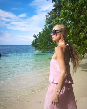 Laura Bailey Instagram - The last time I went to Jamaica I was 24 or 25 but the island got a hold of my heart. 
A dream to return with my kids, friends & family. 
Everything & nothing has changed.

‘Jamaica has this powerful life force, and it can take hold of you like reggae does. Sometime people  don’t want to leave the island, sometimes it’s  like the island doesn’t want you to leave..’.. Grace Jones ✨

Last snap @leonanaess @vanina_sorrenti ~ 
Just kids, just love. #90s
& L ~ I can’t find the one of us acting serene rowing up the crocodile river but I’m just so glad & grateful Jamaica was our first date. 🇯🇲🤍

Slide 2 - Luc by Mick @mick.paley ✨ Button Beach.