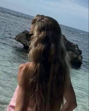 Laura Bailey Instagram - The last time I went to Jamaica I was 24 or 25 but the island got a hold of my heart. 
A dream to return with my kids, friends & family. 
Everything & nothing has changed.

‘Jamaica has this powerful life force, and it can take hold of you like reggae does. Sometime people  don’t want to leave the island, sometimes it’s  like the island doesn’t want you to leave..’.. Grace Jones ✨

Last snap @leonanaess @vanina_sorrenti ~ 
Just kids, just love. #90s
& L ~ I can’t find the one of us acting serene rowing up the crocodile river but I’m just so glad & grateful Jamaica was our first date. 🇯🇲🤍

Slide 2 - Luc by Mick @mick.paley ✨ Button Beach.