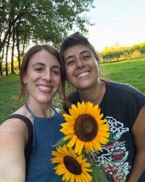 Laura Esquivel Instagram - 🌻 el mes pasado estuvimos rodando cositas para algo que se viene (no veo la hora de que lo compartamos juntxs.. se mueren de amor 🥹🫶🏻). en el último video del dump, hay una info loca que no me imaginé que me iba a pasar 😳

un equipo soñado 
el Dire @gus.nuniez agarrando la pala jajaja
@zeketrinidad 
@moises.martineez 
@themoodmove 
y papá que me acompañó como un santo todo el día 😇
