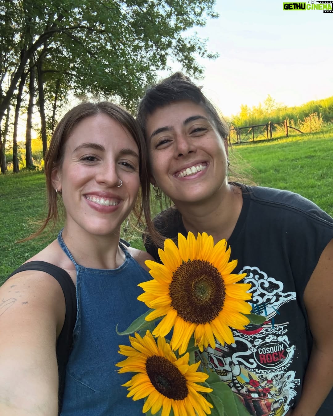 Laura Esquivel - 9.6K Likes - 🌻 el mes pasado estuvimos rodando cositas para algo que se viene (no veo la hora de que lo compartamos juntxs.. se mueren de amor 🥹🫶🏻). en el último video del dump, hay una info loca que no me imaginé que me iba a pasar 😳
un equipo soñado
el Dire @gus.nuniez agarrando la pala jajaja
@zeketrinidad
@moises.martineez
@themoodmove
y papá que me acompañó como un santo todo el día 😇