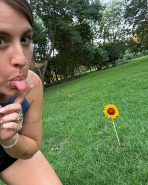 Laura Esquivel Instagram - 🌻 el mes pasado estuvimos rodando cositas para algo que se viene (no veo la hora de que lo compartamos juntxs.. se mueren de amor 🥹🫶🏻). en el último video del dump, hay una info loca que no me imaginé que me iba a pasar 😳

un equipo soñado 
el Dire @gus.nuniez agarrando la pala jajaja
@zeketrinidad 
@moises.martineez 
@themoodmove 
y papá que me acompañó como un santo todo el día 😇