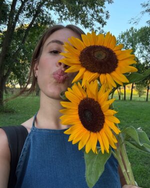 Laura Esquivel Instagram - 🌻 el mes pasado estuvimos rodando cositas para algo que se viene (no veo la hora de que lo compartamos juntxs.. se mueren de amor 🥹🫶🏻). en el último video del dump, hay una info loca que no me imaginé que me iba a pasar 😳

un equipo soñado 
el Dire @gus.nuniez agarrando la pala jajaja
@zeketrinidad 
@moises.martineez 
@themoodmove 
y papá que me acompañó como un santo todo el día 😇