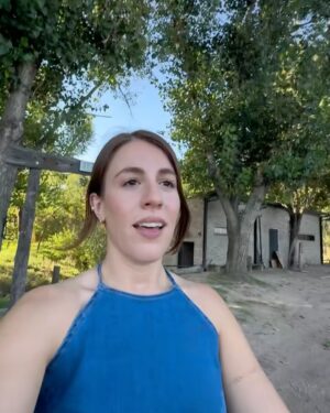 Laura Esquivel Instagram - 🌻 el mes pasado estuvimos rodando cositas para algo que se viene (no veo la hora de que lo compartamos juntxs.. se mueren de amor 🥹🫶🏻). en el último video del dump, hay una info loca que no me imaginé que me iba a pasar 😳

un equipo soñado 
el Dire @gus.nuniez agarrando la pala jajaja
@zeketrinidad 
@moises.martineez 
@themoodmove 
y papá que me acompañó como un santo todo el día 😇