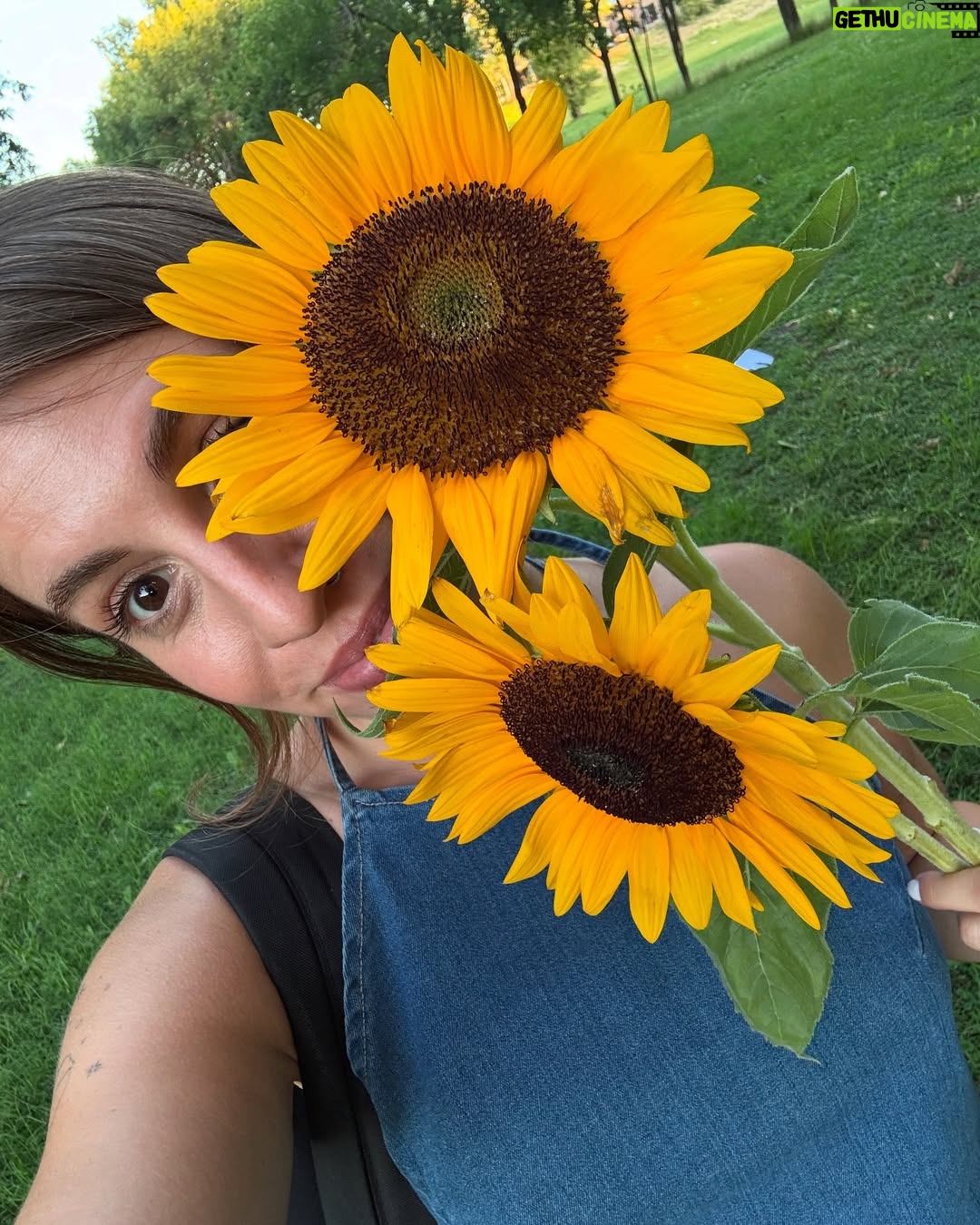 Laura Esquivel - 9.6K Likes - 🌻 el mes pasado estuvimos rodando cositas para algo que se viene (no veo la hora de que lo compartamos juntxs.. se mueren de amor 🥹🫶🏻). en el último video del dump, hay una info loca que no me imaginé que me iba a pasar 😳
un equipo soñado
el Dire @gus.nuniez agarrando la pala jajaja
@zeketrinidad
@moises.martineez
@themoodmove
y papá que me acompañó como un santo todo el día 😇