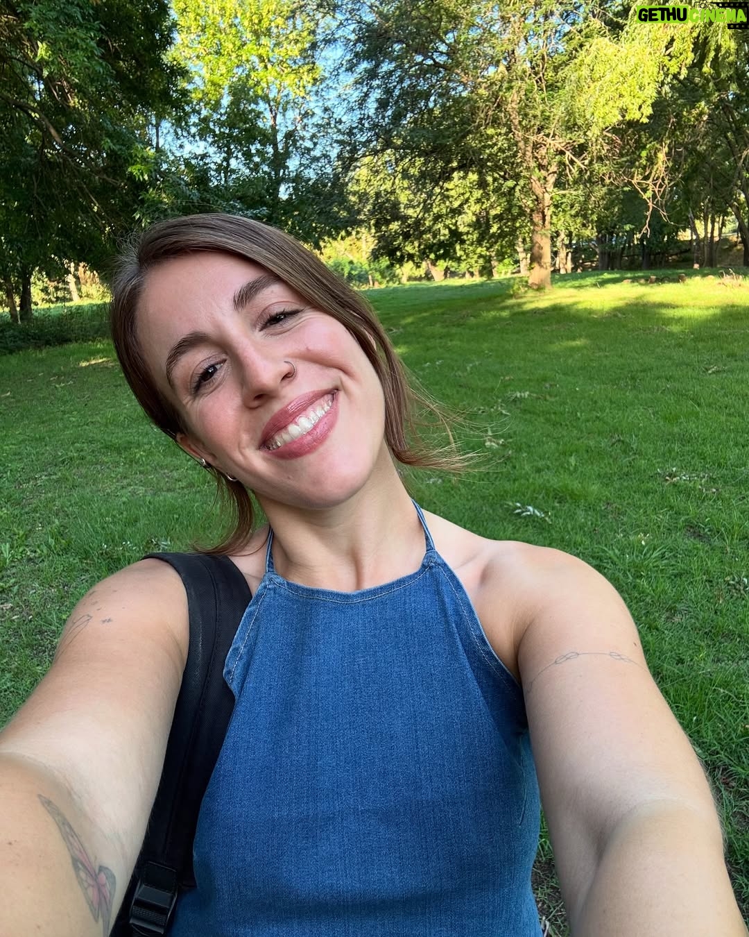 Laura Esquivel - 9.6K Likes - 🌻 el mes pasado estuvimos rodando cositas para algo que se viene (no veo la hora de que lo compartamos juntxs.. se mueren de amor 🥹🫶🏻). en el último video del dump, hay una info loca que no me imaginé que me iba a pasar 😳
un equipo soñado
el Dire @gus.nuniez agarrando la pala jajaja
@zeketrinidad
@moises.martineez
@themoodmove
y papá que me acompañó como un santo todo el día 😇