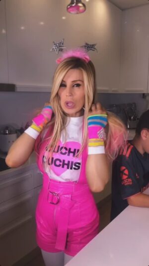 Laura Franco Instagram - EL MANTRA FAVORITO DE LAS MAMIS 🥰✨🎶💓

En este comienzo de clases, si estás por perder la paciencia.. ya sabes que cantar! 🎪🤭💘

Les mando miles de cuchi cuchis y millones de abrazos de oso! 🐻✨💗

🎀 Pueden disfrutar de la música de Panam en las siguientes plataformas digitales: 
👉🏽 YouTube: Panam 
👉🏽 Spotify: Panam y Circo 
👉🏽 Instagram: Yosoypanam 
👉🏽 TikTok: Panamycirco