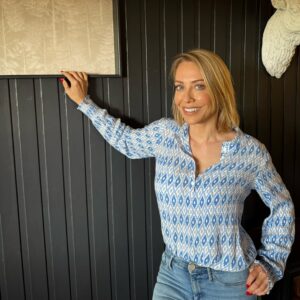 Laura Hamilton Instagram - It’s amazing how you can transform a house with a bit of paint and wallpaper!  I’ve loved making over and restyling @eastbankfarm on a budget.  There is not a bit of pine in sight as i’ve painted it all and I’ve created some feature walls with some beautiful prints from @ilovewallpaper.co.uk.  Which one is your favourite SWIPE ⬅️1,2,3,4,5 or 6? COMMENT ⬇️
.
.
.
#property #makeover #restyle #refresh #wallpaper #paint #interiors #propertyexpert #shirt @aspigalondon