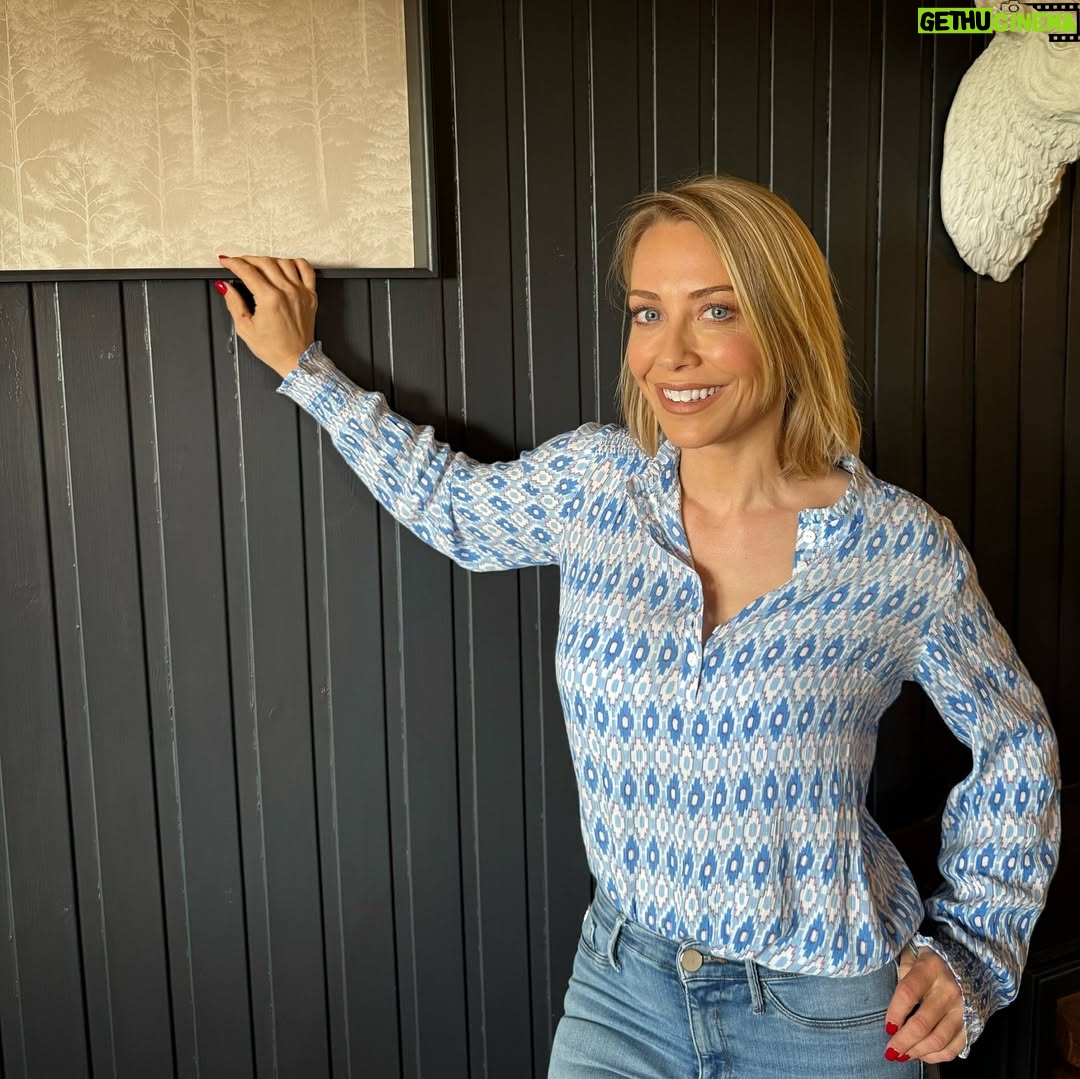 Laura Hamilton - 7.9K Likes - It’s amazing how you can transform a house with a bit of paint and wallpaper! I’ve loved making over and restyling @eastbankfarm on a budget. There is not a bit of pine in sight as i’ve painted it all and I’ve created some feature walls with some beautiful prints from @ilovewallpaper.co.uk. Which one is your favourite SWIPE ⬅️1,2,3,4,5 or 6? COMMENT ⬇️
.
.
.
#property #makeover #restyle #refresh #wallpaper #paint #interiors #propertyexpert #shirt @aspigalondon