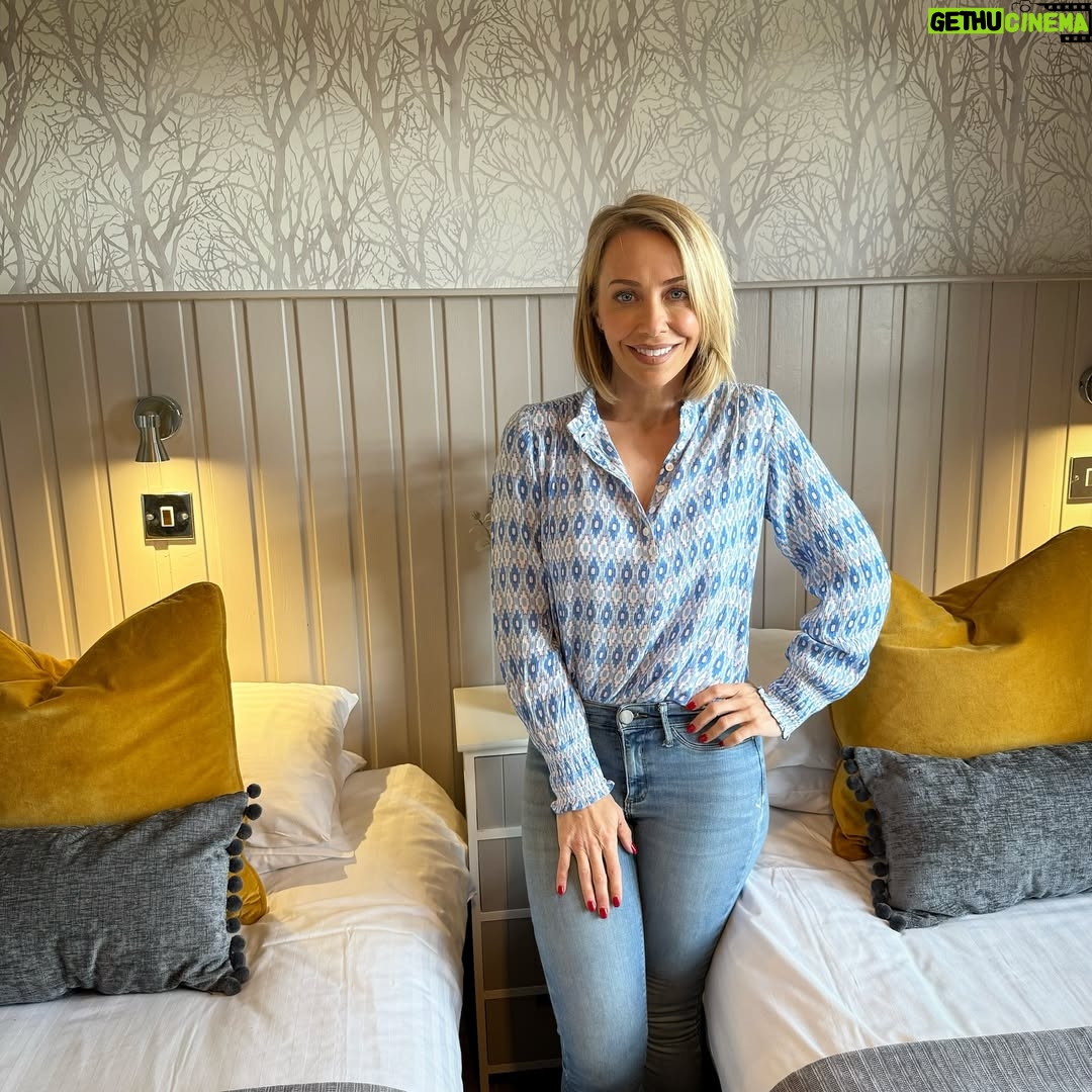 Laura Hamilton - 7.9K Likes - It’s amazing how you can transform a house with a bit of paint and wallpaper! I’ve loved making over and restyling @eastbankfarm on a budget. There is not a bit of pine in sight as i’ve painted it all and I’ve created some feature walls with some beautiful prints from @ilovewallpaper.co.uk. Which one is your favourite SWIPE ⬅️1,2,3,4,5 or 6? COMMENT ⬇️
.
.
.
#property #makeover #restyle #refresh #wallpaper #paint #interiors #propertyexpert #shirt @aspigalondon