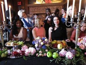 Laura Prepon Instagram - Throwback to a glamorous day with the beautiful ladies of #OITNB 🍊🖤