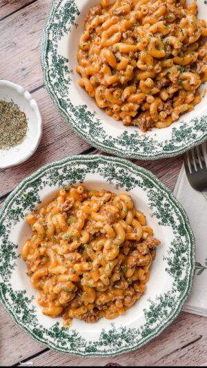 Laura Vitale Instagram - This is what I dreamed of hamburger helper tasting like. Creamy, cheesy, beefy and saucy (I want that on a shirt) plus quick and easy and one pot?!!! Sign me up!! But for real, it’s the ultimate family food everyone will love and needs nothing alongside (I mean I wouldn’t turn down something sweet for dessert ya know?!) it’s sensational and you have got to try it! Recipe on my site but if you comment RECIPE (no other character next to it please) I’ll send it directly in your dm! And if you’re watching on FB, recipe is linked in comments !