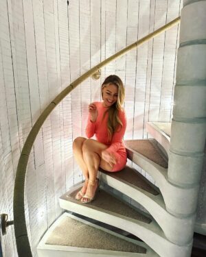 Laura Woods Instagram - Letting the pink dress have her moment 😍