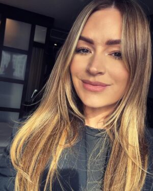 Laura Woods Instagram - Hello, Porto. See ya soon, Gooners 👋🏻😍❤️ #championsleague #portovarsenal