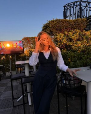Laura Woods Instagram - ✨ Entering the mummy era ✨ thanks to my love @makeupwithjourdan for making me feel like myself again! Come and join me at 9pm on @eurosport 1 & @discoveryplusuk tonight for all the Olympic chat you need in your life 🤍