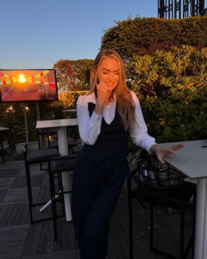 Laura Woods Instagram - ✨ Entering the mummy era ✨ thanks to my love @makeupwithjourdan for making me feel like myself again! Come and join me at 9pm on @eurosport 1 & @discoveryplusuk tonight for all the Olympic chat you need in your life 🤍