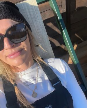 Laura Woods Instagram - Skiing ✅ 
Near Death Experiences ✅✅✅✅